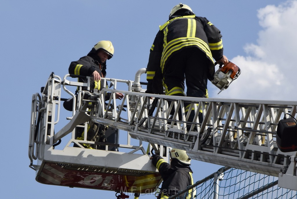 Dachstuhlbrand Koeln Poll Geislarerstr P542.JPG - Miklos Laubert